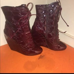 Alaia patent leather burgundy wedges